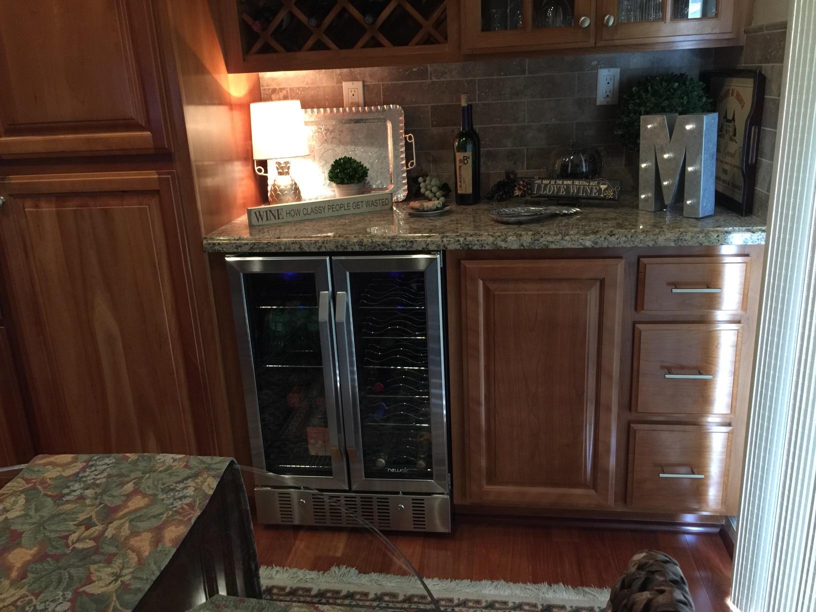 【Appliances】NewAir 24” Wine and Beverage Refrigerator and Cooler, 18 Bottle and 60 Can Capacity